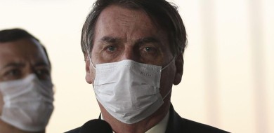 Bolsonaro sanciona lei que torna obrigatório o uso de máscara