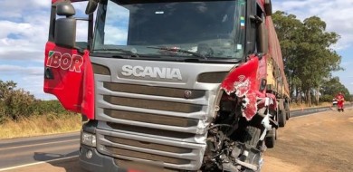 Condutor morre em colisão entre carro e carreta na BR-262, em Perdizes