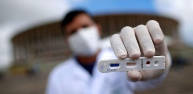 Sancionada lei que prioriza testes para profissionais essenciais