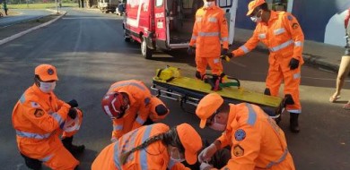 Três ficam feridos em colisão entre motocicletas, um em estado grave