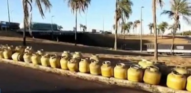 Botijões de gás caem de carreta na BR-050 em Uberlândia