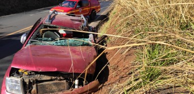 Caminhonete e carreta batem de frente na BR-365 em Uberlândia