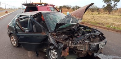 Carro bate em poste e deixa três feridos em Uberlândia