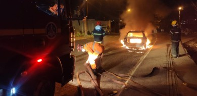 Carro pega fogo no Bairro Jardim Inconfidência em Uberlândia