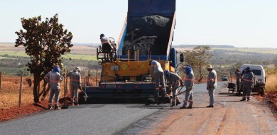 Prefeitura inicia pavimentação de acesso ao distrito de Miraporanga