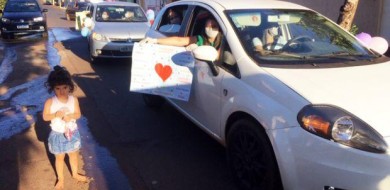 Professoras fazem carreata para visitar alunos em Capinópolis