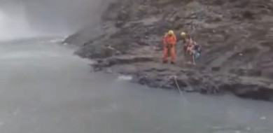 Bombeiros retomam buscas por médico que se afogou na Cachoeira da Fumaça