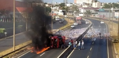 Carreta carregada de sabão tomba e pega fogo na BR-365 em Uberlândia