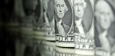Dólar passa a subir e chega a R$ 5,67