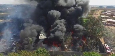 Incêndio de grandes proporções atinge casas em Uberlândia