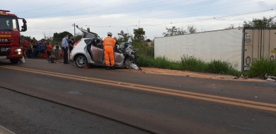 Jovem morre em acidente entre carro e carreta na BR-365 em Uberlândia