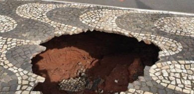 Buraco se abre em calçada e 'engole' pedestre em Uberlândia