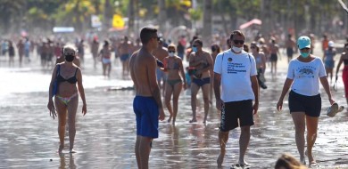 Sábado ensolarado tem praias e comércios movimentados em Santos