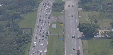 Motorista enfrenta congestionamento em SP na volta do feriado