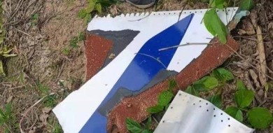 Avião com 132 pessoas a bordo cai na China
