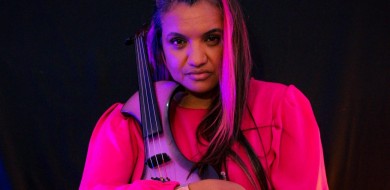 MARYA VIOLINISTA E SEU VIOLINO ROSA