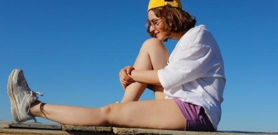 Como usar bonés: saiba que tipo escolher e com o que usá-los