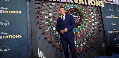 Jeremy Renner aparece em tapete vermelho três meses após grave acidente