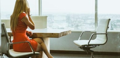 Qual a forma correta de sentar na cadeira de escritório?