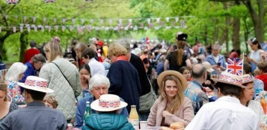 Britânicos seguem comemoração de novo rei com piqueniques pelo país