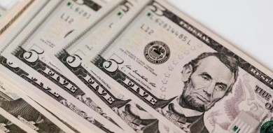 Dólar abre em baixa, com mercado repercutindo última ata do Fed
