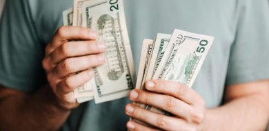 Dólar abre em queda, com melhora na percepção fiscal brasileira
