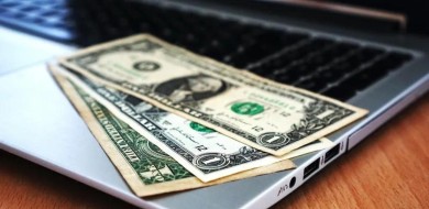Dólar opera em alta, com expectativa por PIB dos EUA e de olho nos juros