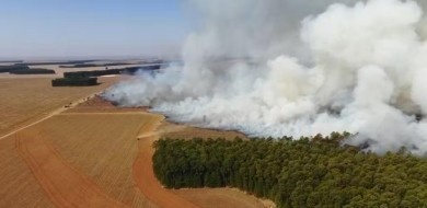 Fuligem de incêndio provoca suspensão de aulas em escola de Uberlândia