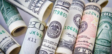 Dólar opera em alta, com expectativa por corte de gastos