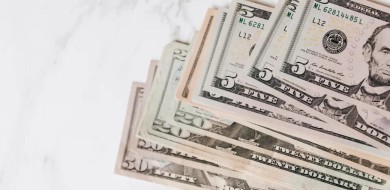 Dólar opera em alta de olho em cenário fiscal; Ibovespa cai