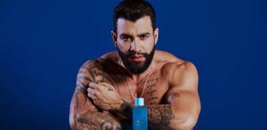 Corpo definido e olhar sedutor: Gusttavo Lima mostra seus atributos em lançamento de perfume