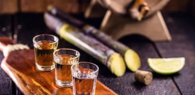 Dia da Cachaça : entenda origem da bebida que é exclusiva do Brasil e veja receitas de drinks para fazer em casa