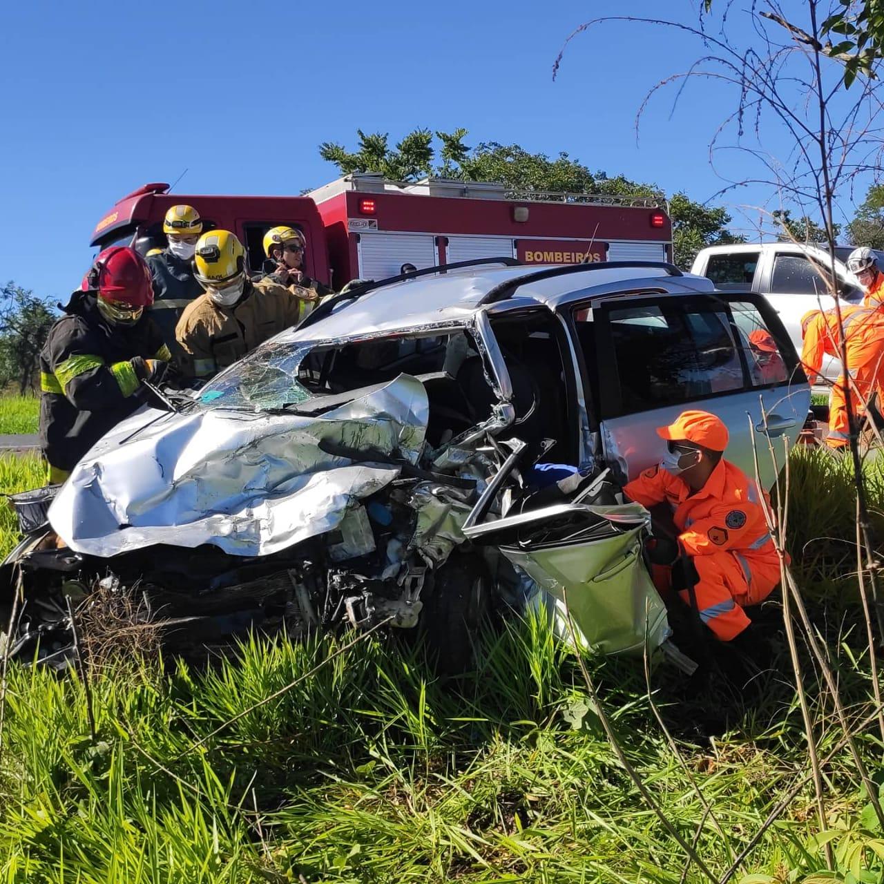 Três pessoas morrem em acidente entre carro e caminhonete na MGC-452 em ...